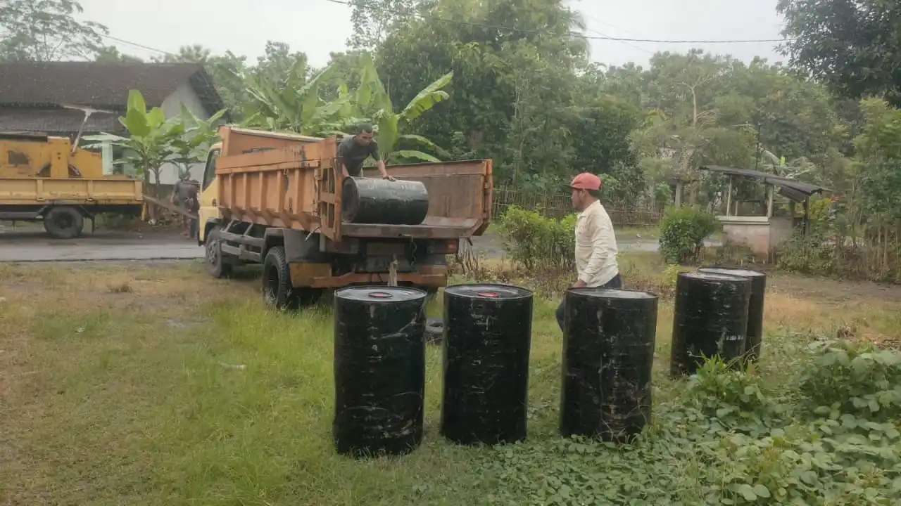 Petugas DPUPR saat menurunkan aspal untuk penanganan jalan di wilayah Desa Jugo, Kecamatan Kesamben. (Foto: Dok MI/DPUPR Kabupaten Blitar)