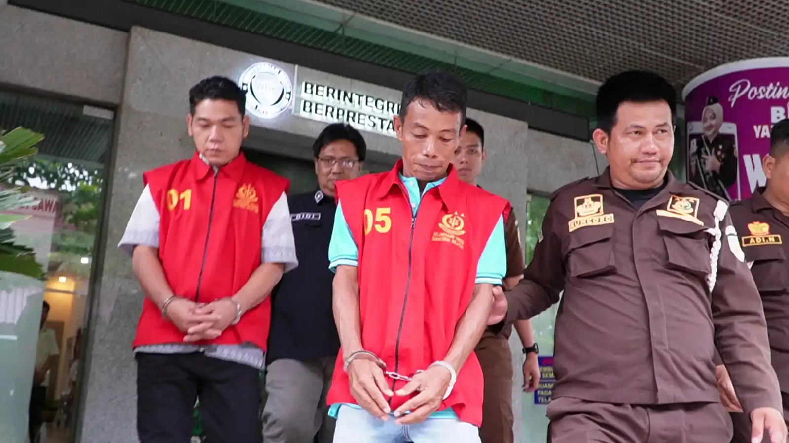 N Ketua Forum Kades Kecamatan Pagar Gunung, dan JS Bendahara Forum Kades Kecamatan Pagar Gunung, tersangka korupsi berupa pemerasan dalam OTT di Kantor Camat Pagar Gunung Kabupaten Lahat. (Foto: Dok MI/Aan)