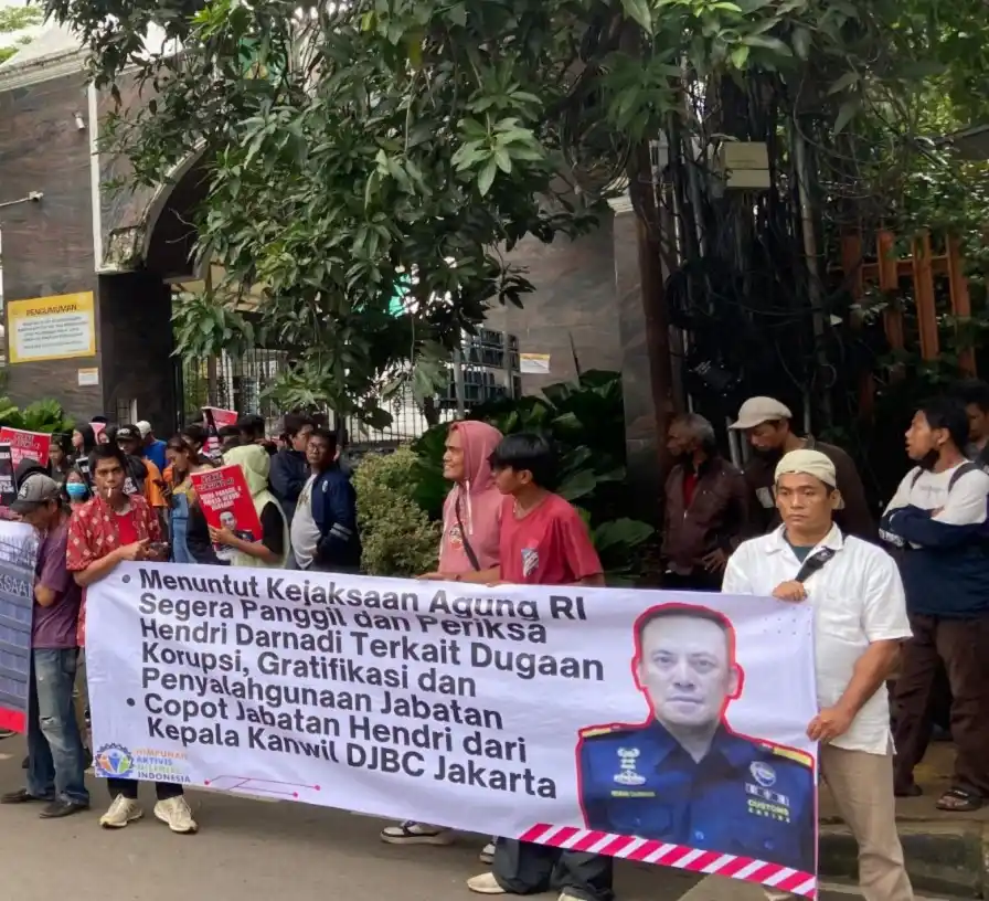 Himpunan Aktivis Milenial Indonesia (HAMI), Faris, saat melakukan unjuk rasa dan pelaporan kasus tersebut di Gedung Kejaksaan Agung, Jakarta, Rabu (4/2/2026).