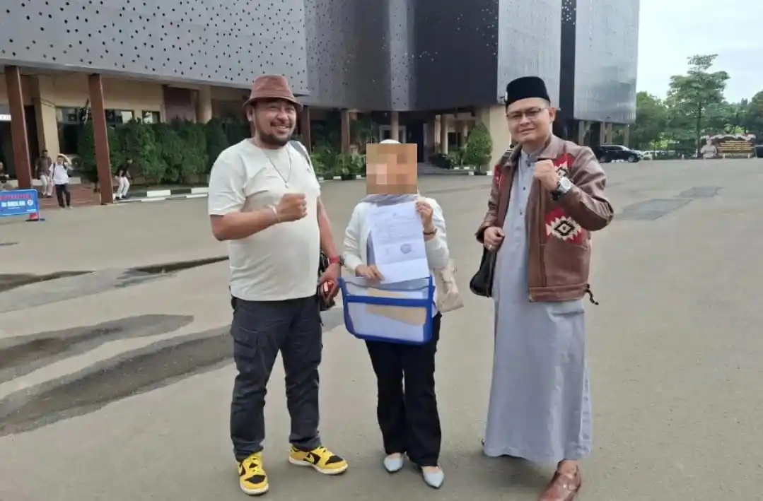 Pengacara hukum Santri Lawyer Setiawan Jodi Fakhar dari kantor hukum Sahabat Law Office mendampingi T yang melaporkan dugaan penipuan dan penggelapan dana ke Polda Banten, Selasa (9/12).