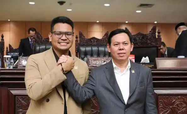 Wakil Ketua MPR RI Abcandra Muhammad Akbar Supratman (kiri) bersama Ketua DPD RI Sultan Bachtiar Najamudin (kanan) dalam Rapat Pleno pemilihan pimpinan MPR RI unsur DPD RI di Gedung MPR/DPR/DPD RI, Jakarta, Kamis dini hari, 3 Oktober 2024.