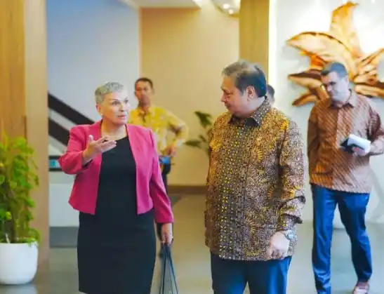 Duta Besar Australia untuk Republik Indonesia Penny Williams (KIRI) dan Menteri Koordinator Bidang Perekonomian Airlangga Hartarto (kanan) (Foto: Repro)