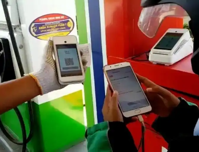 Ilustrasi - Pembayaran nontunai lewat EDC di SPBU Pertamina (Foto: Istimewa)
