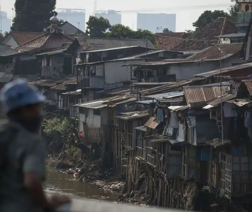 Warga memandang permukiman padat penduduk di bantaran Sungai Ciliwung di Kampung Melayu, Jakarta. (Foto: Dok MI/Ant)