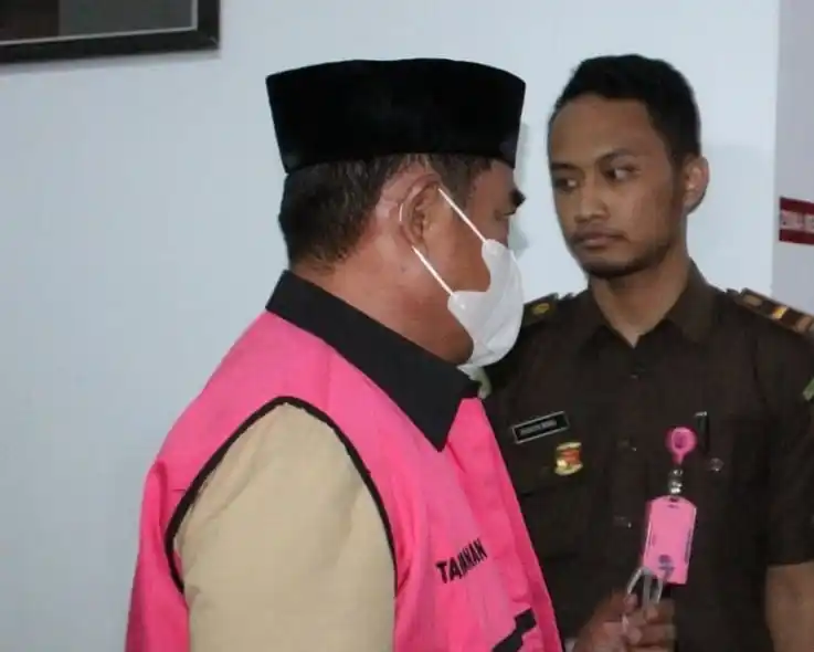 Kejaksaan Negeri (Kejari) Parepare menetapkan HM, mantan anggota DPRD Kota Parepare periode 2019–2024, sebagai tersangka kasus dugaan korupsi pengadaan dan penyaluran bantuan ternak sapi. Negara mengalami kerugian sekitar Rp223.644.250 akibat perbuatannya.