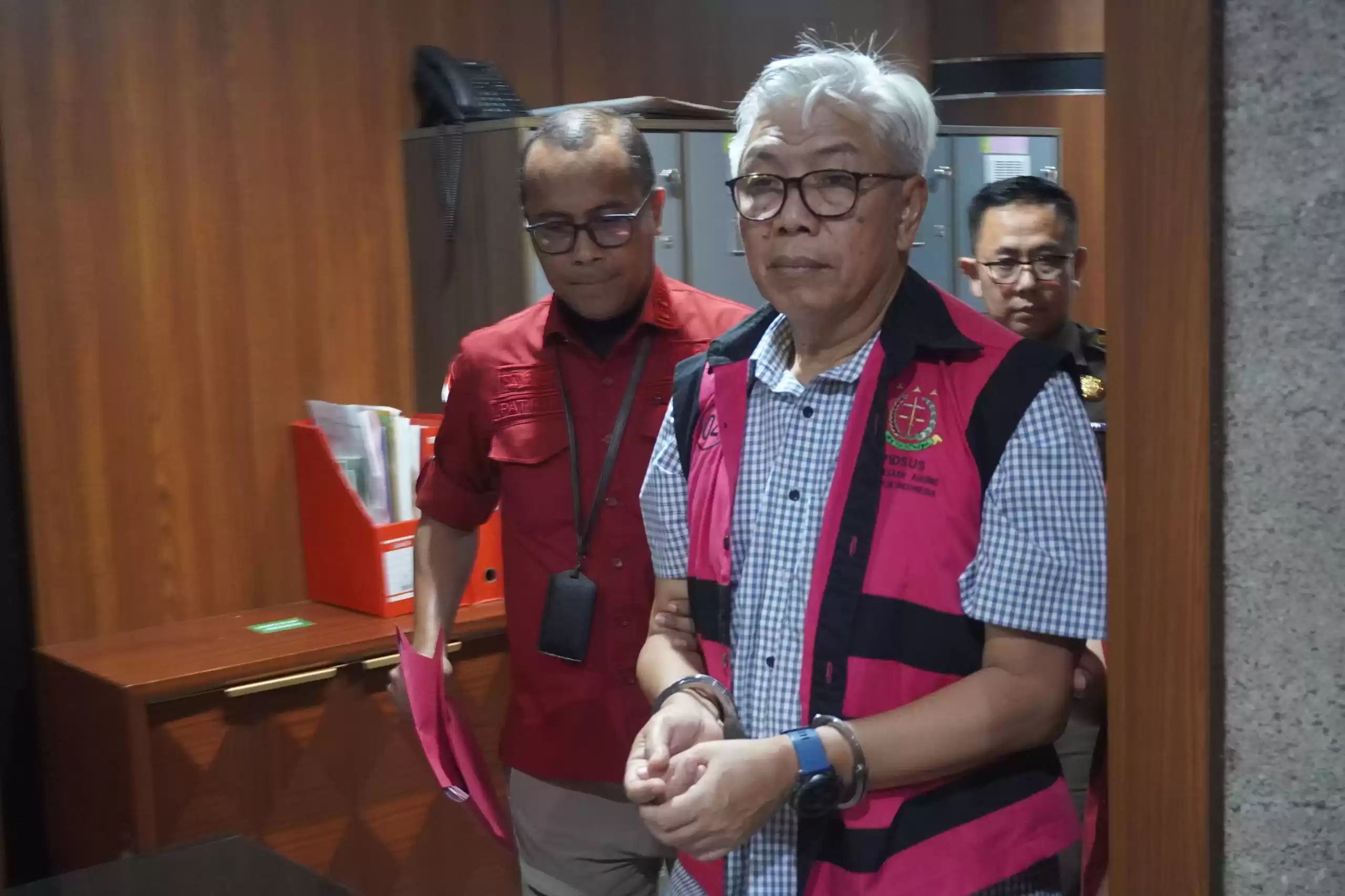 Eks Dirjen Minerba Kementerian ESDM Bambang Gatot mengenakan rompi tahanan Kejagung (Foto: Dok MI/Kejagung)