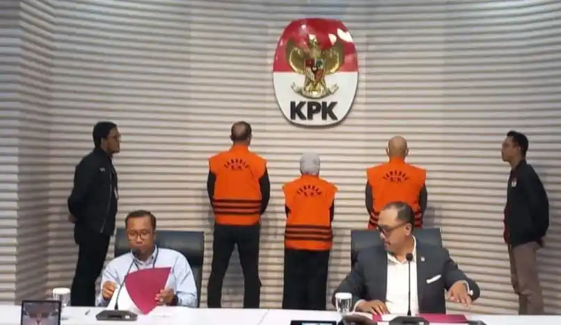 Para tersangka mengenakan rompi tahanan (Foto: Dok MI/Aswan)