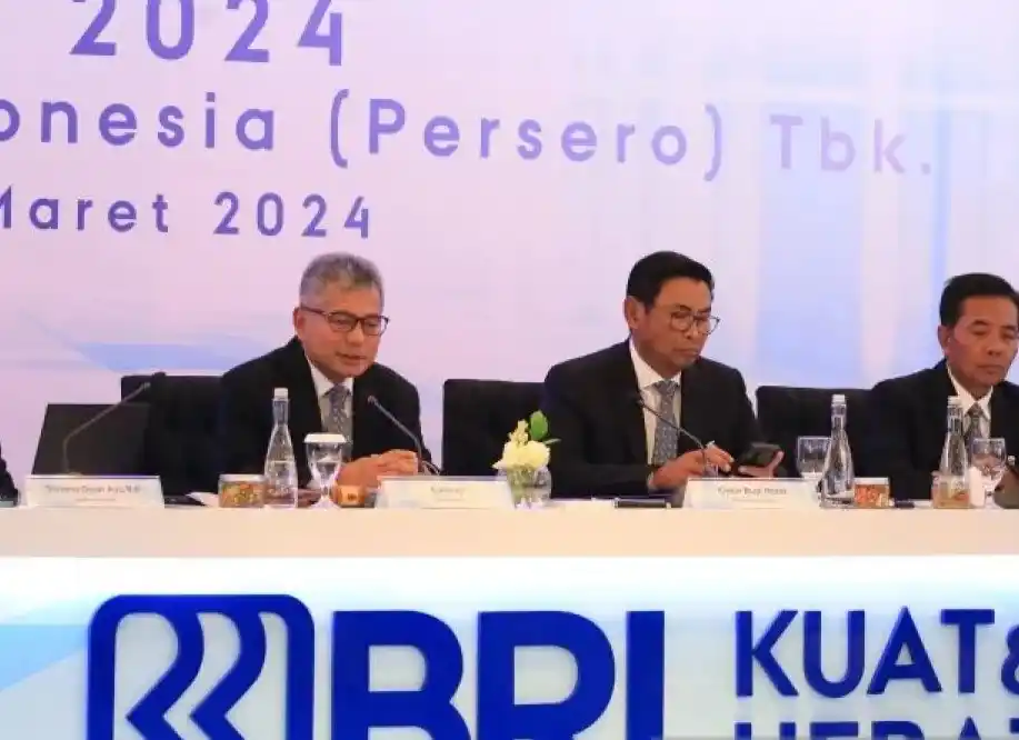 Eks Dirut BRI Sunarso (kiri) dan eks Wadirut BRI Catur Budi Harto serta jajaran lainnya dalam Rapat Umum Pemegang Saham Tahunan (RUPST) 2024, Jakarta, Jumat (1/3/2024) (Foto: Dok MI/Istimewa)