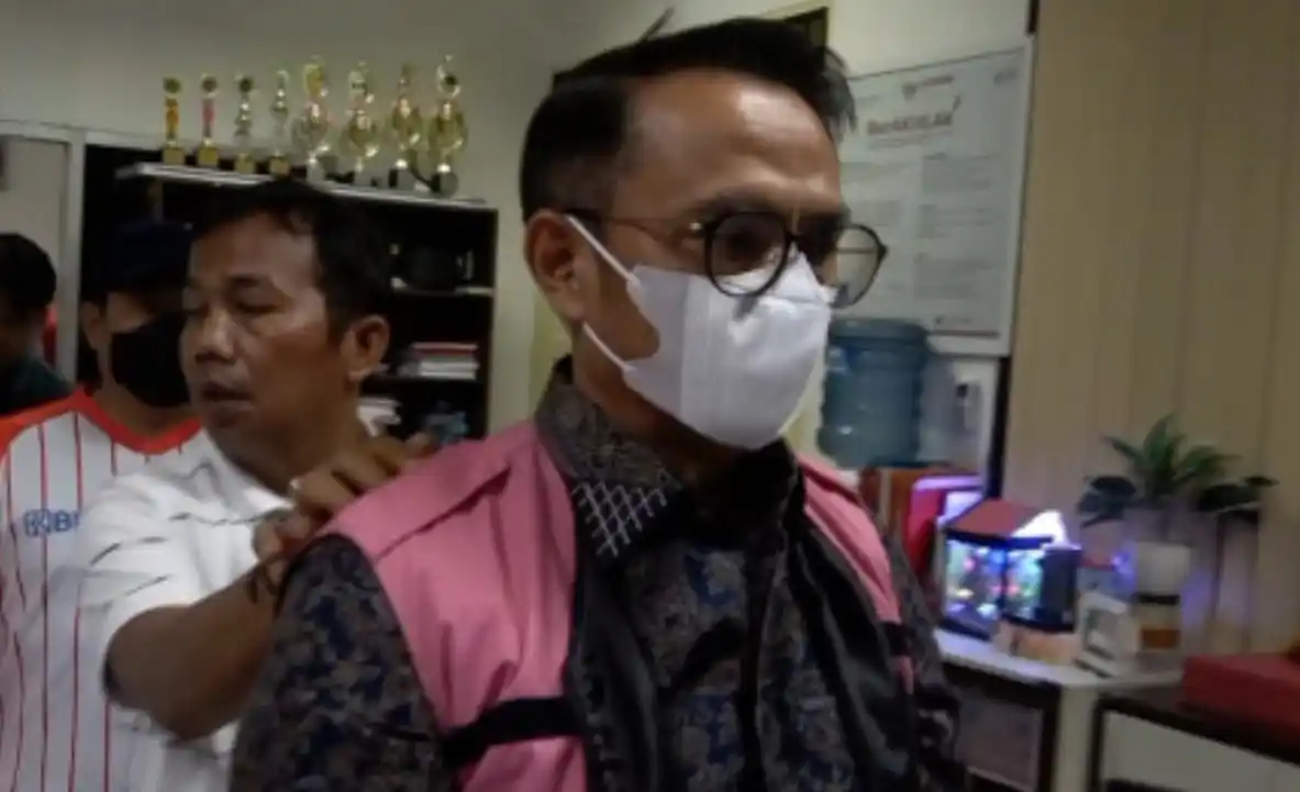 Tim Penyidik Tindak Pidana Khusus (Pidsus) Kejaksaan Tinggi Sumatera Utara (Kejati Sumut) menahan tersangka IP mantan Direktur PT Perkebunan Nusantara (PTPN) II, pada Jumat (7/11) malam di Kantor Kejaksaan Tinggi Sumut. Penahanan tersebut dilakukan karena IP terlibat dugaan kasus korupsi penjualan aset PTPN I oleh PT Nusa Dua Propertindo (PT NDP) melalui kerja sama operasional (KSO) dengan PT Ciputra Land (Foto: Dok MI)