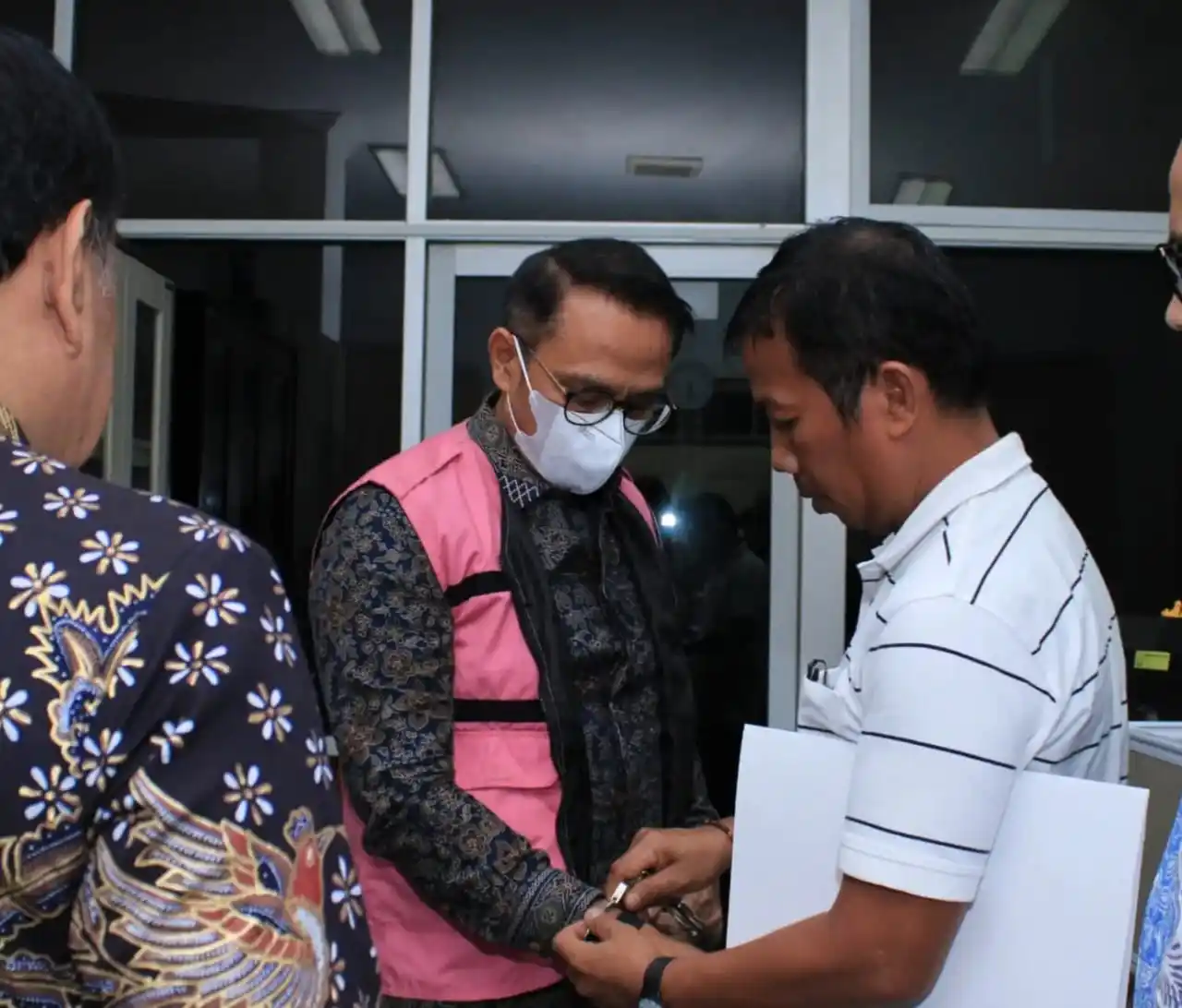 Kejaksaan Tinggi Sumatera Utara (Kejati Sumut) menahan mantan Direktur PTPN II periode 2020–2023, Irwan Perangin-angin (IP) dalam perkara dugaan tindak pidana korupsi pada proses penjualan aset PTPN I Region 1 oleh PT Nusa Dua Propertindo (NDP) melalui kerja sama operasional dengan PT Ciputra Land, Jumat (7/11/2025) (Foto: Dok MI)