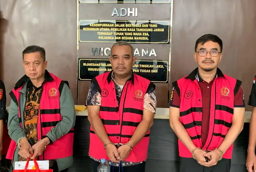 Mantan Kepala Dinas Kebudayaan Jakarta Iwan Henry Wardana, mantan Plt. Kabid Pemanfaatan Dinas Kebudayaan Provinsi Jakarta M. Fairza Maulan dan vendor dari pihak swasta, Gatot Arif Rahmadi (Foto: Dok MI)