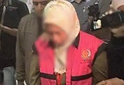 Kejaksaan Negeri (Kejari) menetapkan AA sebagai tersangka kasus korupsi dan pemalsuan dokumen di Kantor Pos Indonesia Cabang Kota Kendari, Sulawesi Tenggara (Sultra), Rabu (25/6/2025)