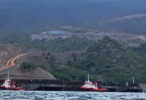 Akses jalan transportasi tambang PT TMS menuju tongkang untuk mengangkut nikel membelah hutan lindung (Foto: Dok Satya Bumi)