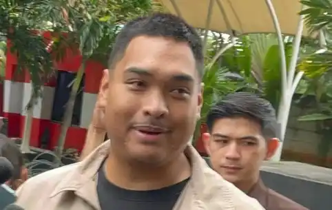 Mantan Menpora Dito Ariotedjo memberi keterangan pers setelah diperiksa KPK terkait kasus kuota haji di Gedung Merah Putih KPK, Jakarta, Jumat (23/1/2026). (Foto: Istimewa)