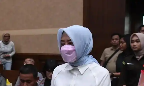 Terdakwa kasus dugaan suap Panitera Pengadilan Negeri Jakarta Timur terkait eksekusi lahan PT Pertamina Rina Pertiwi bersiap menjalani sidang perdana di Pengadilan Tipikor, Jakarta, Kamis (21/11/2024). Mantan Panitera PN Jakarta Timur itu didakwa menerima suap sebesar Rp1 miliar terkait eksekusi tanah milik PT Pertamina di Jalan Rawamangun, Jakarta Timur.