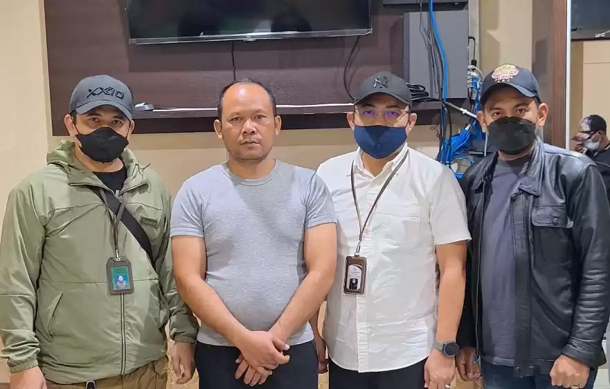 Kejagung mengamankan mantan Pj Kepala Desa Sendeley inisial AS (kedua dari kiri) (Foto: Dok MI/Kejagung)