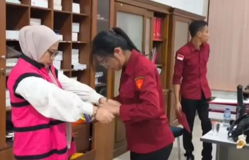 Kejaksaan Negeri (Kejari) Kendari resmi menetapkan mantan Sekretaris Daerah (Sekda) Kota Kendari, Nahwa Umar (62), sebagai tersangka dalam kasus dugaan tindak pidana korupsi anggaran pada tahun 2020. Penetapan status tersangka dilakukan pada Rabu, 16 April 2025. (Foto: Dok MI/Aswan)