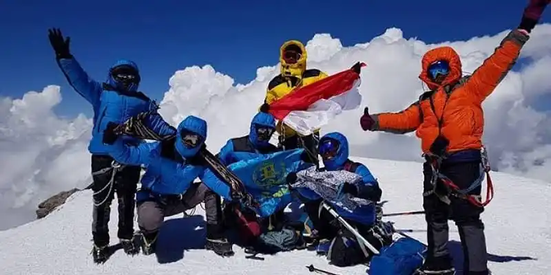 Anggota Elpala SMA 68 Jakarta ketika berada di puncak tertinggi Eropa, Elbrus (Foto: Istimewa)