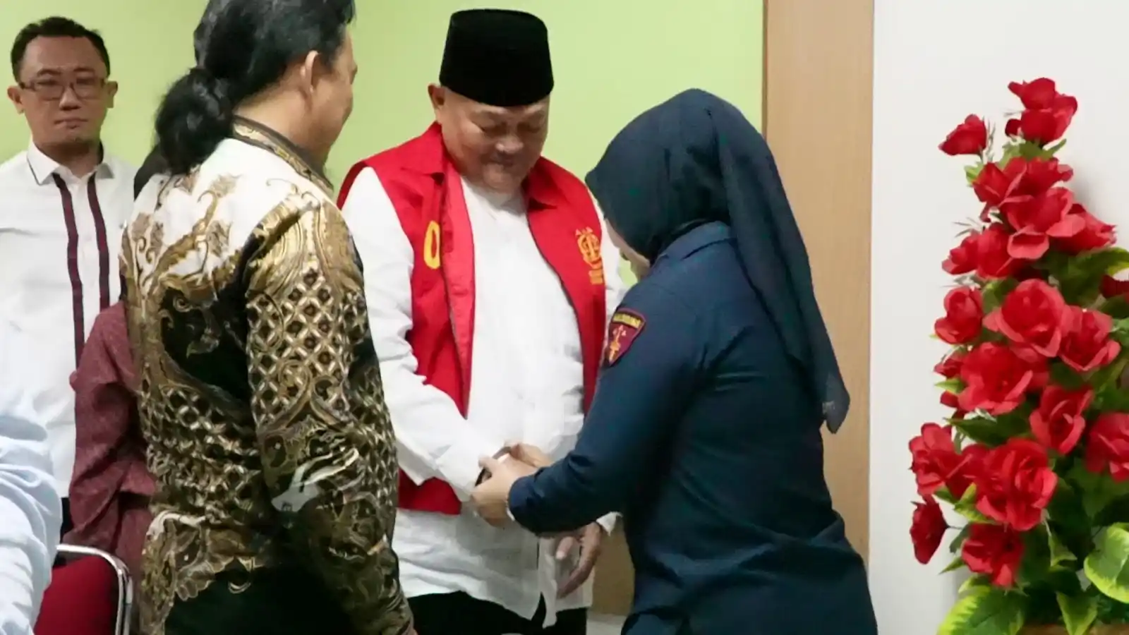 Kejaksaan Tinggi (Kejati) Sumatera Selatan (Sumsel), melaksanakan tahap II (penyerahan tersangka dan barang bukti) dalam perkara dugaan tindak pidana korupsi proyek kerja sama Bangun Guna Serah (BGS) pemanfaatan aset daerah di kawasan Pasar Cinde Palembang, Kamis (2/10/2025).