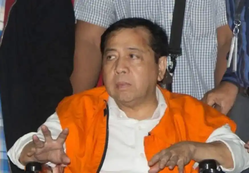 Setya Novanto tiba di gedung KPK, Jakarta, Minggu (19/11/2017)