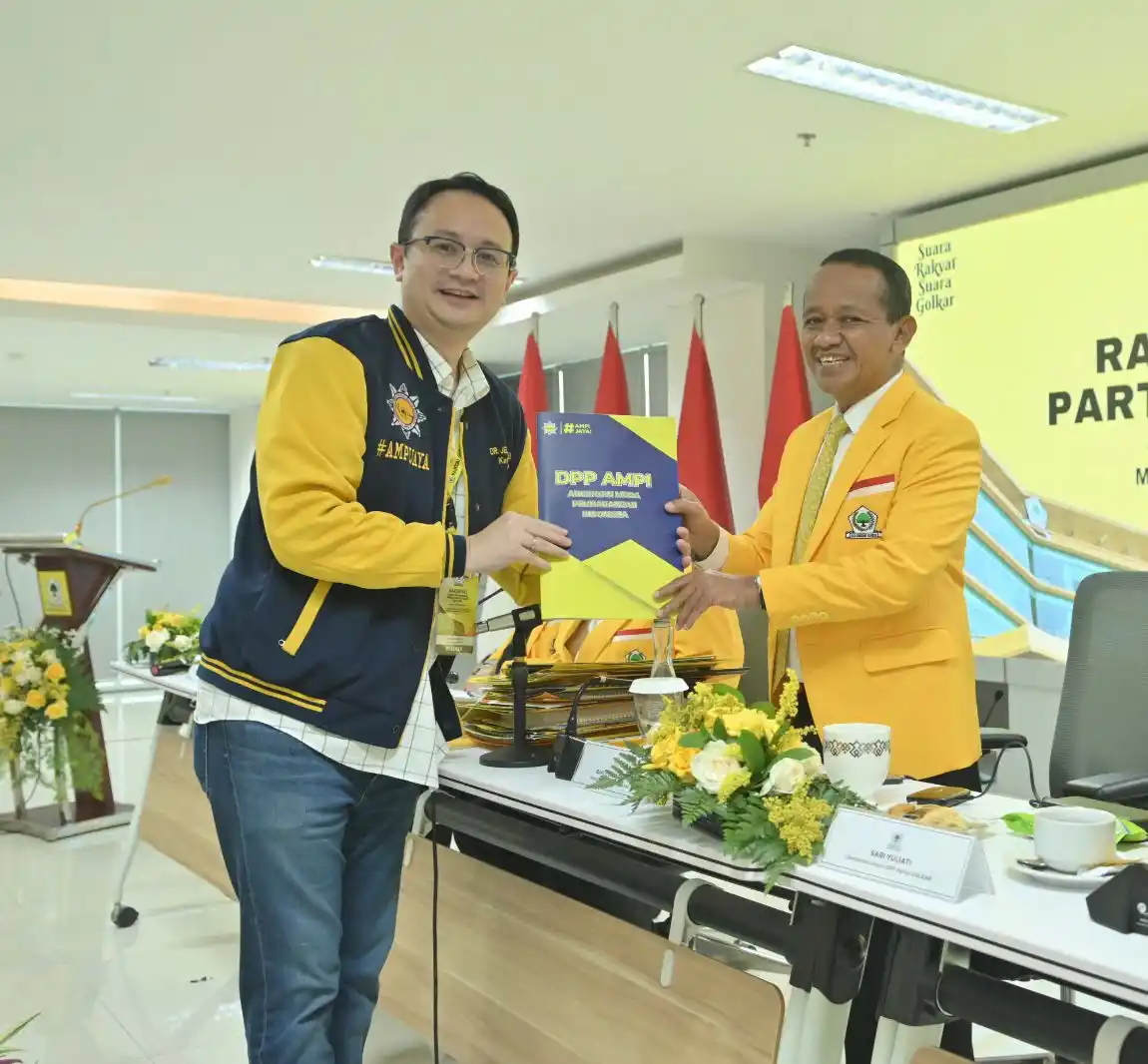 Ketua Umum DPP AMPI, Jerry Sambuaga bersama Ketua Umum Partai Golkar, Bahlil Lahadalia (Foto: Dok MI)