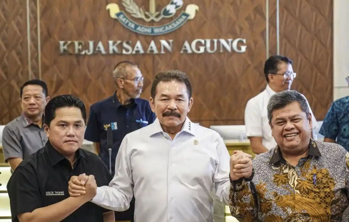 Mantan Menteri BUMN Erick Thohir (kiri), Jaksa Agung ST Burhanuddin (tengah) dan Kepala BPKP M Yusuf Ateh (kanan) di loby Kejagung (Foto: Istimewa)
