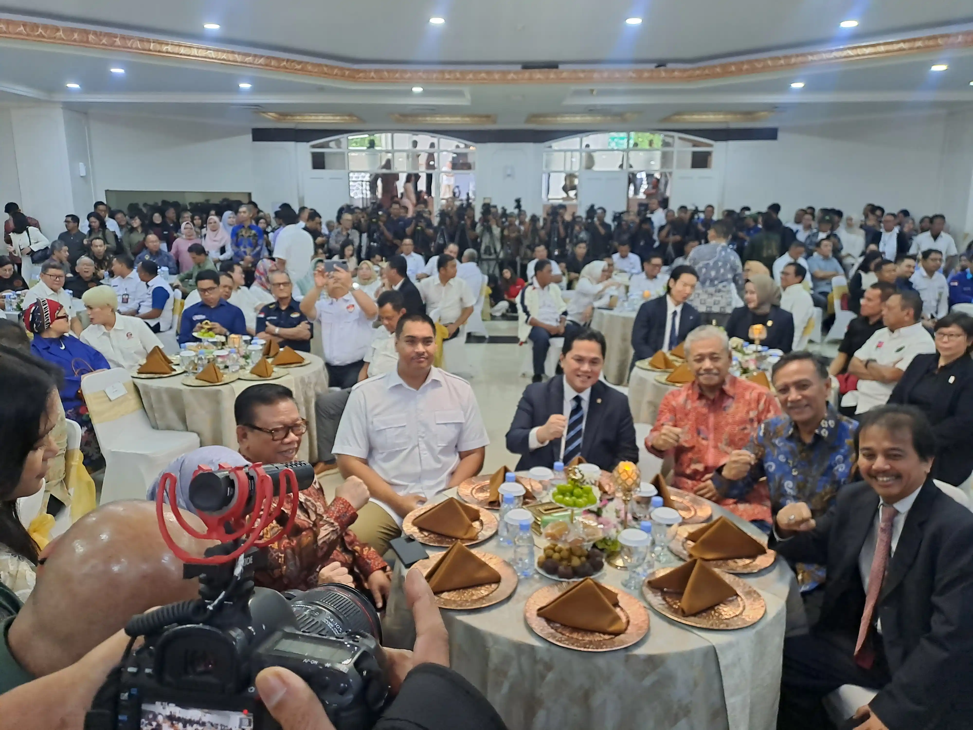 Erick Thohir dan   Dito Ariotedjo berbincang sebelum sertijab. (Foto. Rizal Siregar)