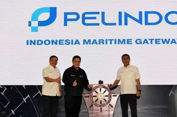 Dari kiri ke kanan: Komisaris Utama Pelindo Laksamana TNI (Purn.) Marsetio, Menteri BUMN Erick Tohir dan Direktur Utama Pelindo Arif Suhartono saat me-launching tagline baru Pelindo yakni Indonesia Maritime Gateway.