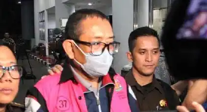 Direktur Pemberitaan Jak TV Tian Bahtiar dikawal petugas usai menjalani pemeriksaan di Gedung Kejaksaan Agung, Jakarta, 22 April 2025