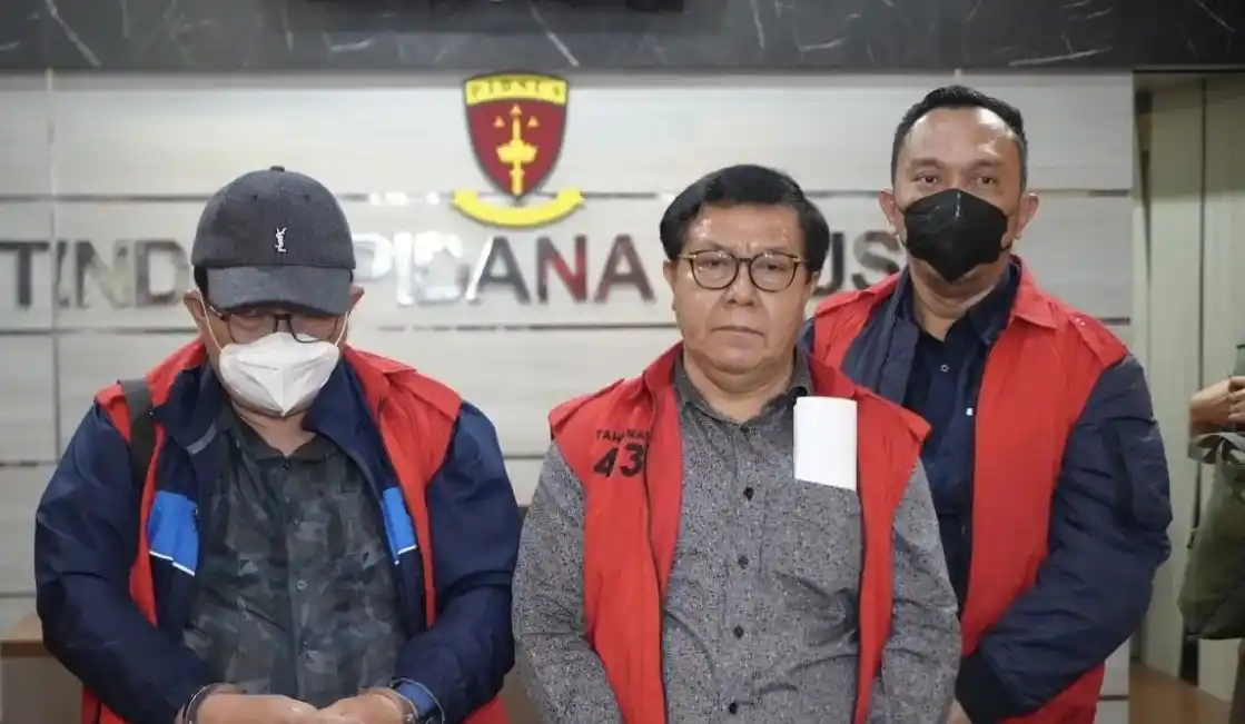 Tiga hakim PN Surabaya yang ditangkap Kejaksaan Agung RI, Erintuah Damanik (tengah), Mangapul (kiri), dan Heru Hanindyo tiba untuk ditahan di Kejaksaan Tinggi Jawa Timur, Jawa Timur, Kamis (24/10/2024). [Foto: Ist]