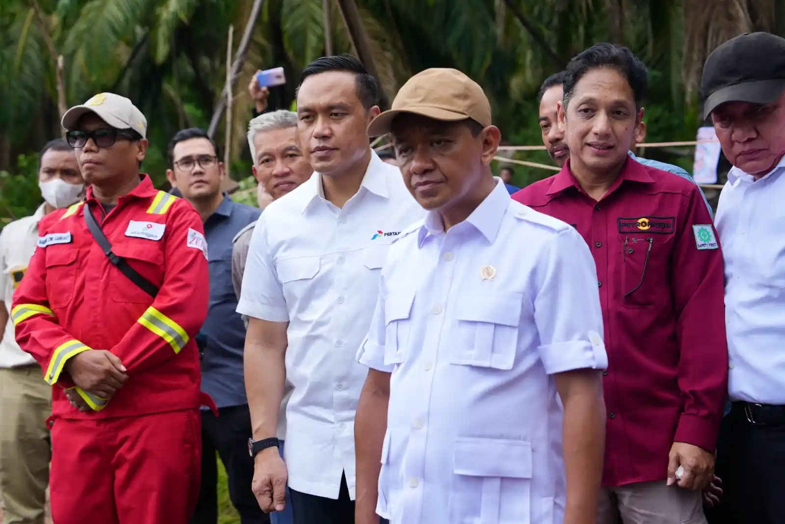 Direktur Utama PT Pertamina (Persero), Simon Aloysius Mantiri mendampingi Menteri Energi dan Sumber Daya Mineral (ESDM) Bahlil Lahadalia melakukan kunjungan ke Kabupaten Musi Banyuasin, Sumatera Selatan, pada Kamis (16/10/2025). [Foto: Doc. Pertamina]