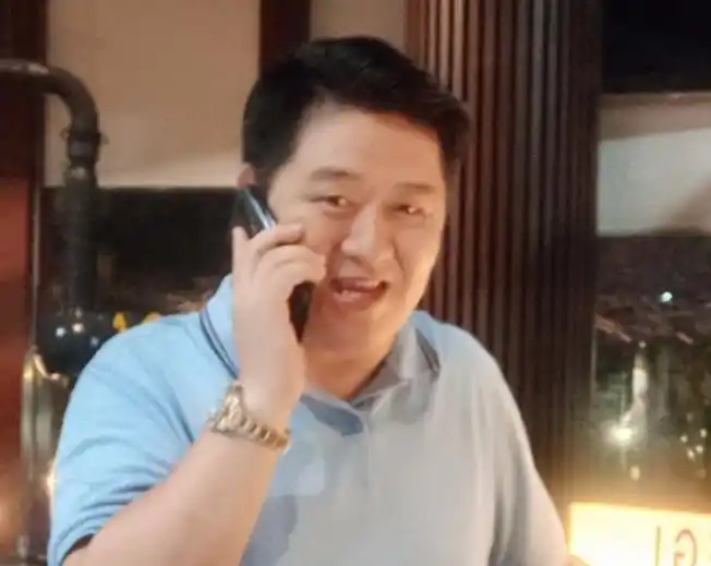 Seorang pria yang diduga sebagai makelar kasus, Ferry Yanto Hongkiriwang, kembali jadi sorotan. Ini terjadi setelah ia diduga memicu kegaduhan di sebuah hotel mewah di Jakarta pada Jumat, 25 Juli 2025, lalu.