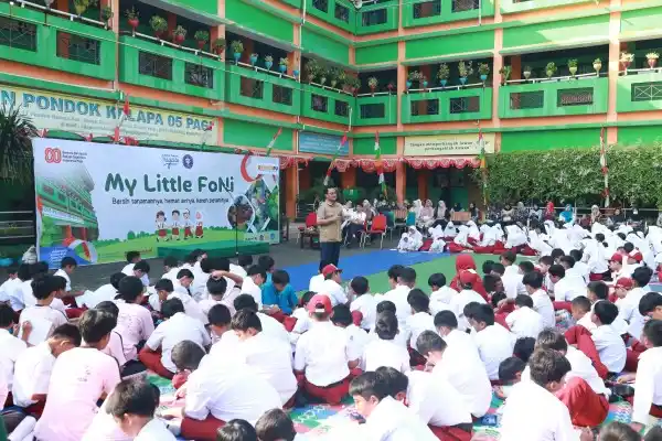 ementerian Pekerjaan Umum (PU) melalui Balai Teknik Irigasi, Direktorat Jenderal Sumber Daya Air bersama Institut Pertanian Bogor (IPB) mengenalkan teknologi irigasi hemat air Fertigator Otomatis Nirdaya (FONi) kepada siswa SDN Pondok Kelapa 05 Pagi, Jakarta Timur, Rabu (13/8). (Foto:Dok PU)
