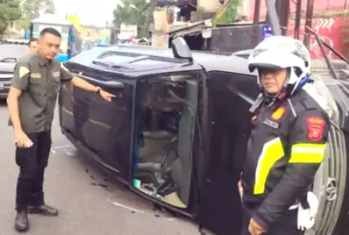 Laka lantas Fortuner Nyungsep di Puncak  (Foto: Ist)