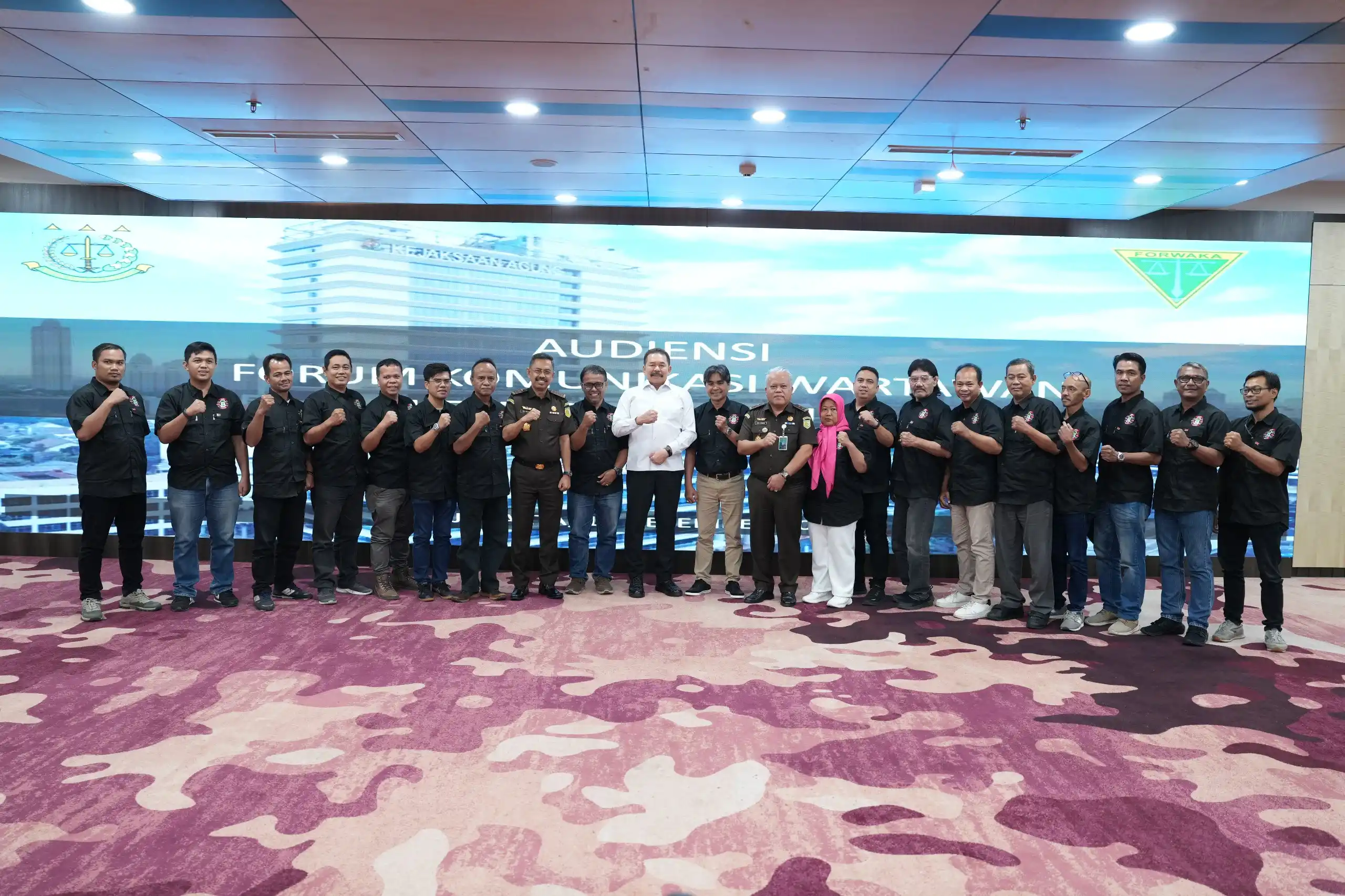 Foto bersama usai Jaksa Agung ST Burhanuddin melakukan audiensi dengan pengurus Forum Komunikasi Wartawan Kejaksaan Agung (FORWAKA) pada Rabu 18 Desember 2024. (Foto: Dok MI)