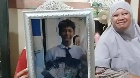 Keluarga korban menunjukan foto almarhum Andika Lutfi Falah (16) (Foto: Istimewa)