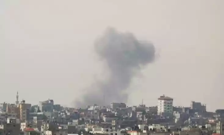 Asap membubung ke angkasa setelah terjadi serangan Israel di kota Rafah di Jalur Gaza selatan. (Foto: Antara)