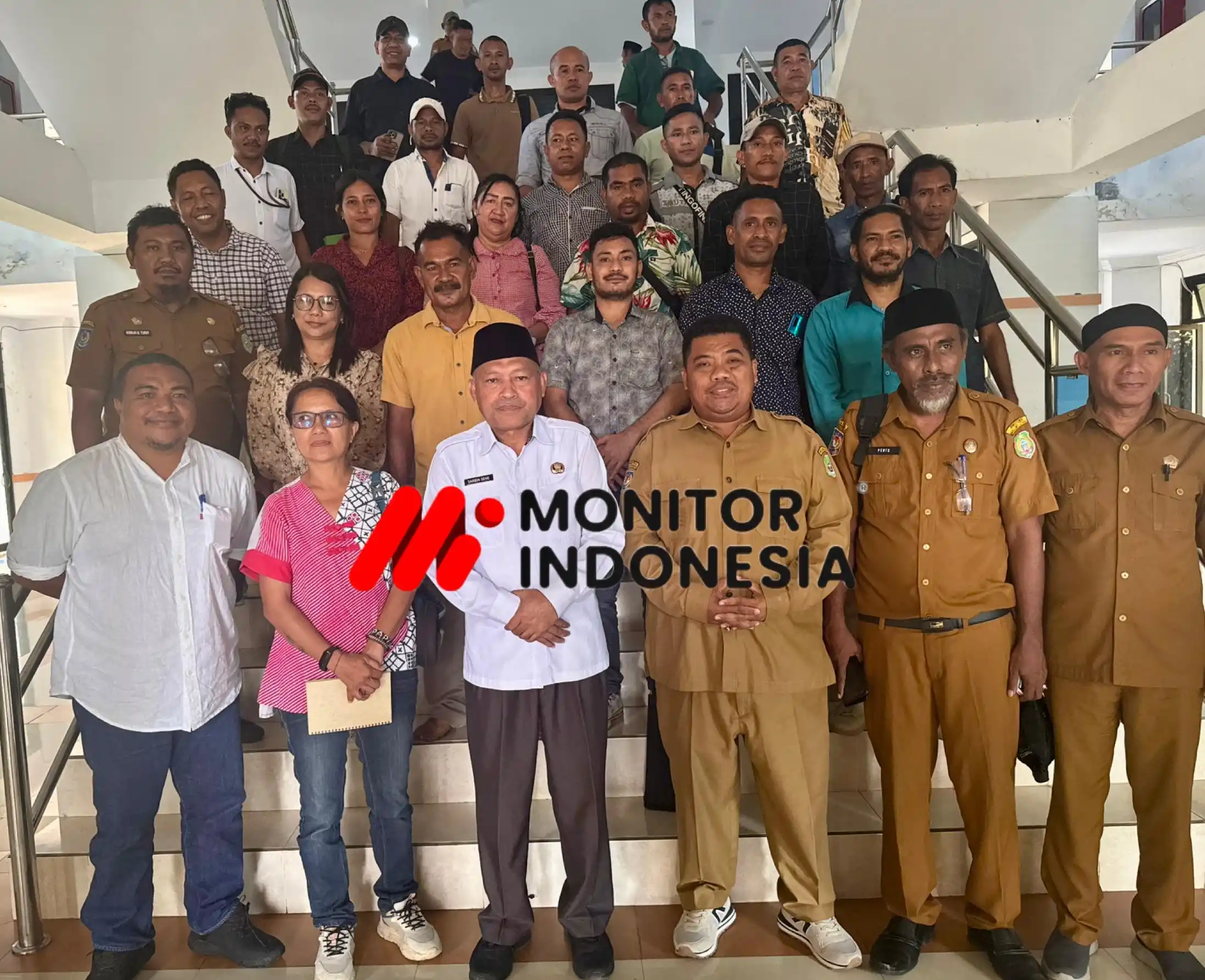 Foto bersama Wagub Sarbin Sehe bersama dengan karyawan NHM usai rapat di kantor gubernur Malut (Foto: MI/Rais Dero)