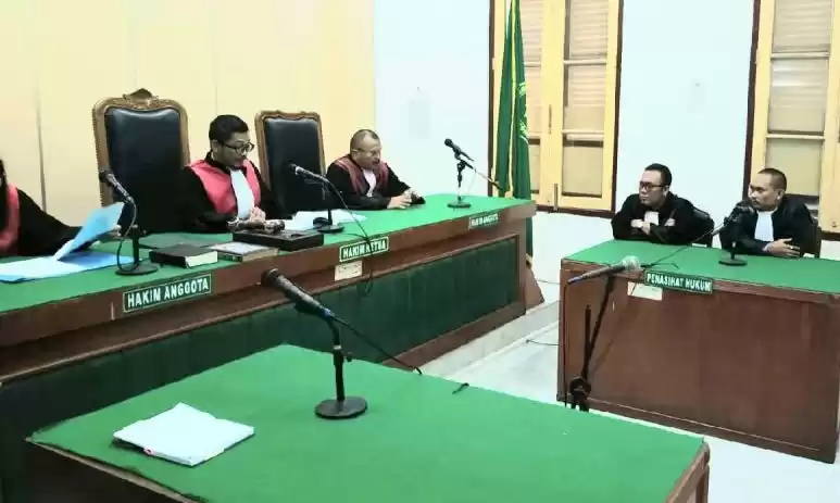 Hakim Ketua Andriansyah membacakan amar putusan yang menjatuhkan vonis terhadap terdakwaa Aziansyah Hasibuan. (Foto: Antara)