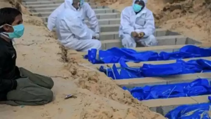 Ilustrasi - Seorang anak laki-laki berlutut di dekat makam para korban jiwa dalam serangan Israel.(Foto: Antara)