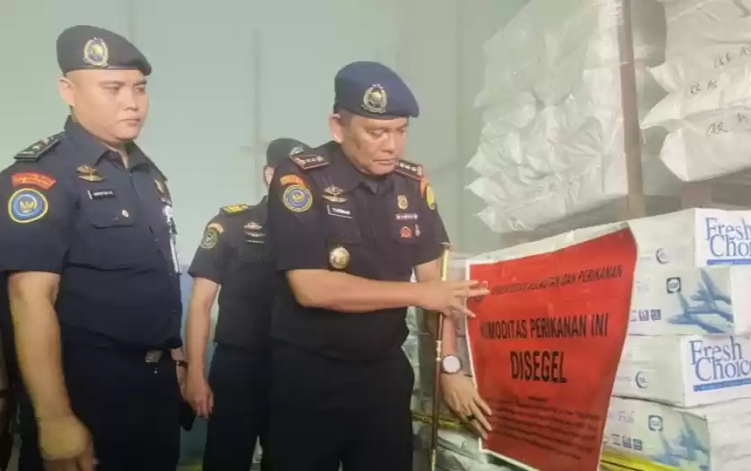 Petugas PSDKP Batam menyegel empat ton ikan impor ilegal dari Malaysia, di Batam, Jumat (31/5/2024). (Foto: Antara)