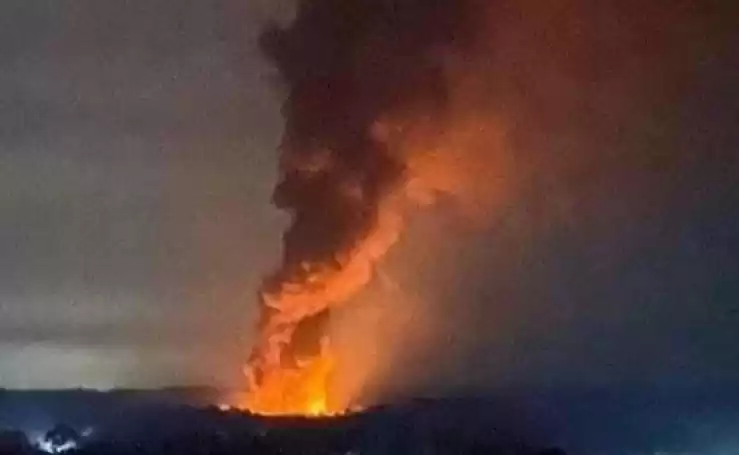 Sumur minyak ilegal yang terbakar di Desa Alue Canang, Kecamatan Bireum Bayeun, Kabupaten Aceh Timur. (Foto: Antara)