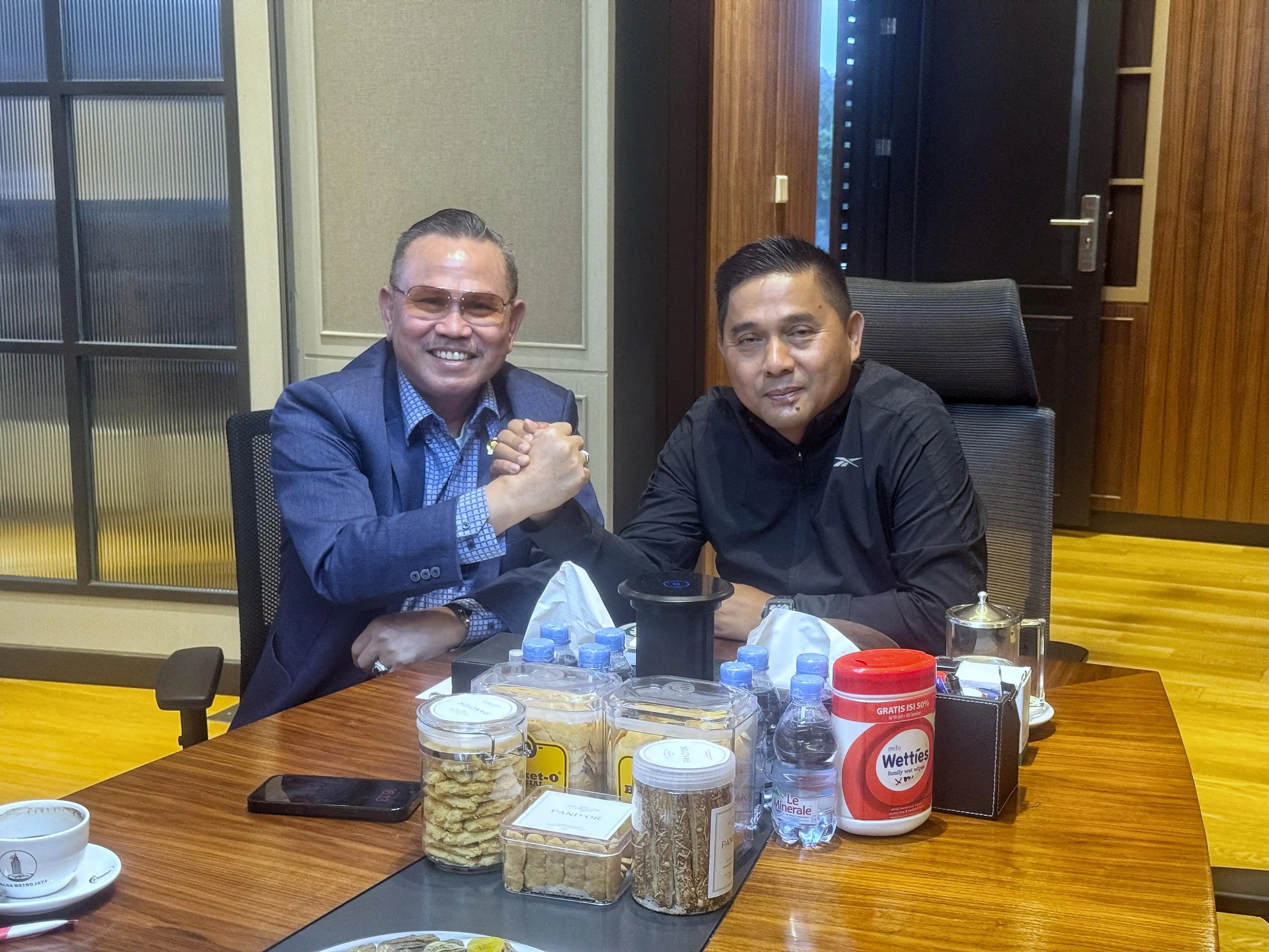 Anggota DPR RI, Frederik Kalalembang (kiri)