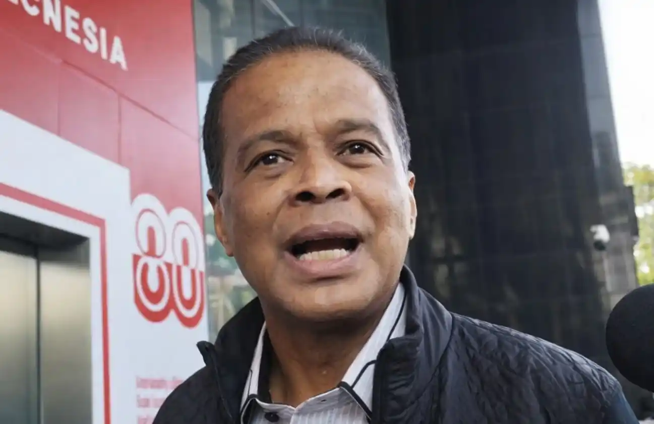 Pemilik Maktour, Fuad Hasan Masyhur saat tiba di Gedung Merah Putih KPK, Jakarta, Kamis (28/8/2025).