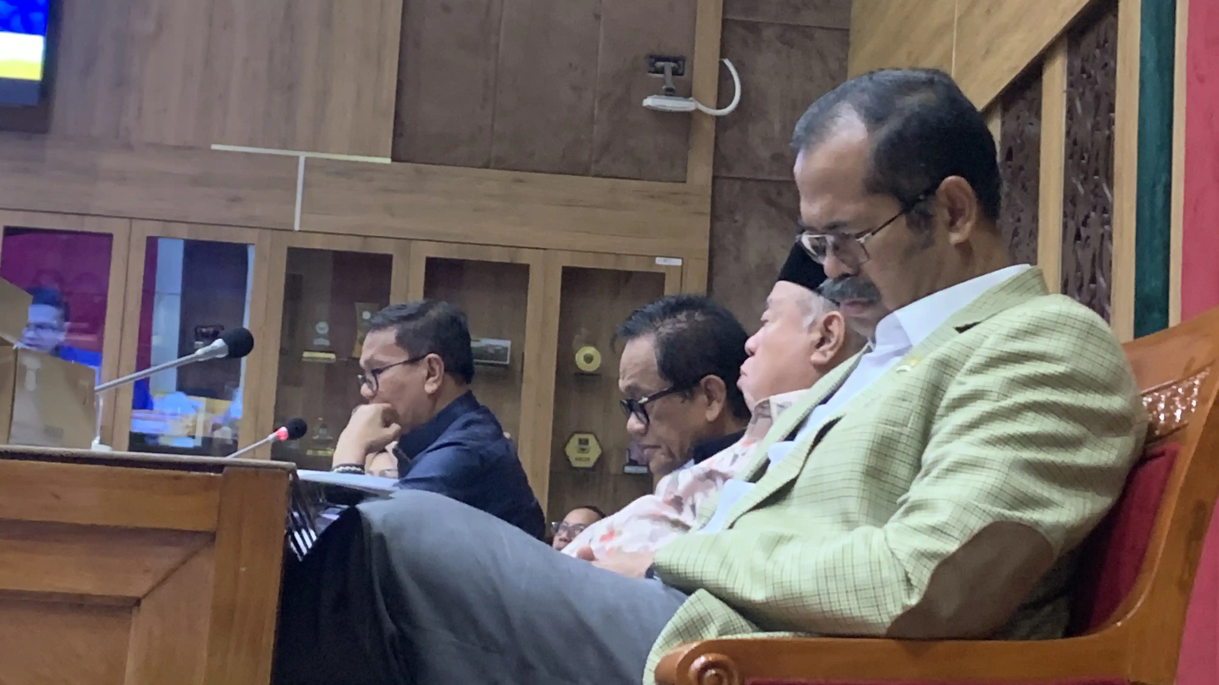 Anggota DPR RI dari Partai Nasdem, Furtasan Ali Yusuf "terciduk" sedang tidur saat Rapat Kerja Komisi X DPR RI dengan Wakil Menteri Kebudayaan RI, Giring Ganesha di Gedung DPR RI, Jakarta, Rabu (27/8). (Foto: Zul Sikumbang)