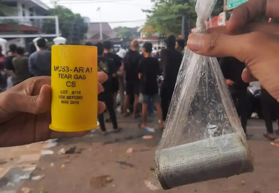 Gas air mata kadaluarsa yang diduga ditembakan aparat kepolisian dalam aksi unjuk rasa di depan Kantor Bupati Pati (Foto: Istimewa)
