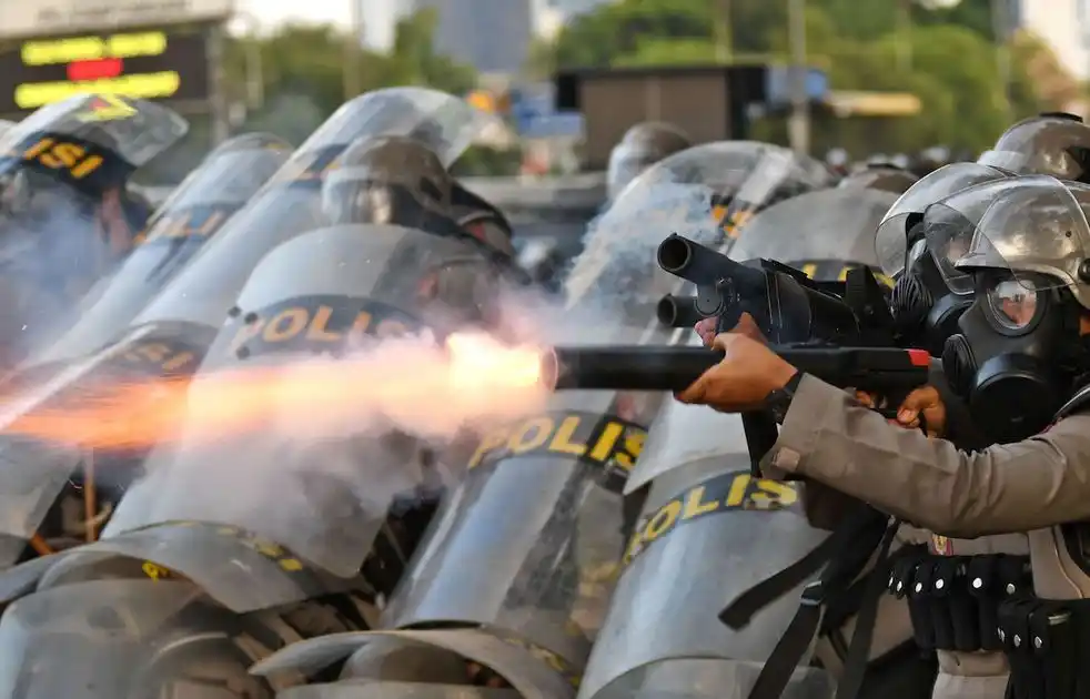 Seorang polisi menembakkan pelontar gas air mata saat kericuhan dalam unjuk rasa di Jalan Gatot Subroto, dekat kompleks Parlemen, Jakarta, Senin (30/9/2019). Unjuk rasa gabungan pelajar dan mahasiswa yang menolak UU KPK dan pengesahan RUU KUHP tersebut berakhir ricuh.