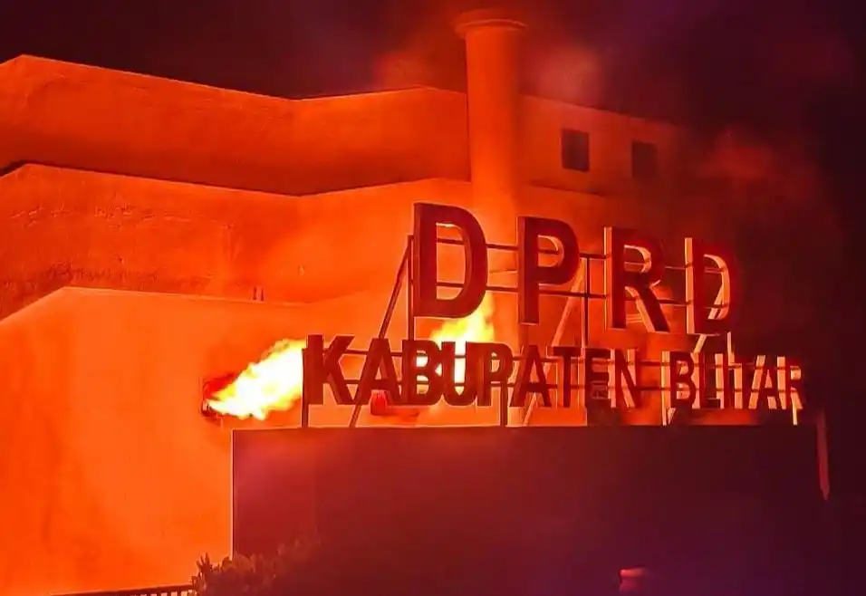 Gedung DPRD Kabupaten Blitar hampir terbakar. (foto : Dok. Damkar/MI)
