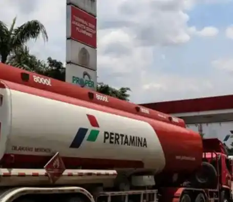 Mobil pengisi bahan bakar minyak (BBM) memasuki Depo Pertamina Plumpang, Jakarta Utara (Foto: Dok MI/Aswan)