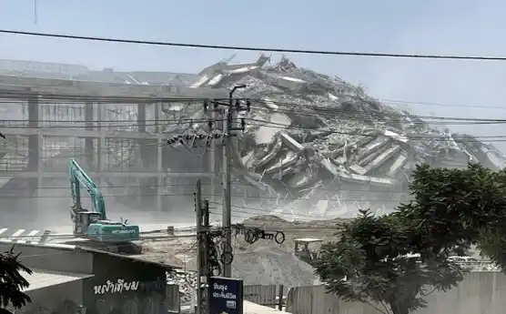 Gempa bumi dahsyat melanda Myanmar bagian tengah pada hari Jumat (28/3/2025). Orang-orang berhamburan keluar dari gedung karena panik di Yangon, Myanmar. Kepanikan juga dirasakan di Bangkok, ibu kota negara tetangga Thailand.